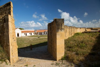 Parlak güneş ışığında eski bir kale.