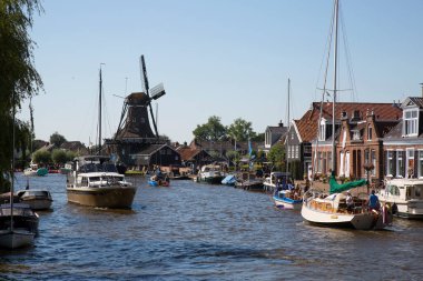 Güzel yel değirmeni manzarası