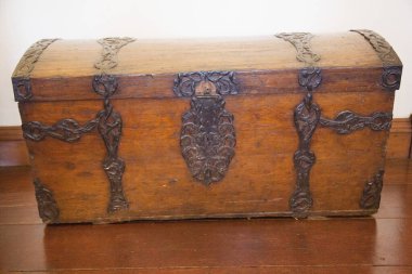 Kahverengi saplı eski ahşap sandık