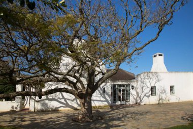 Kırsal kesimlerdeki eski bir Hollanda çiftlik evi.