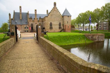 Hollanda 'da hendek ve asma köprüsü olan ortaçağ ve tarihi bir şatonun detayları 