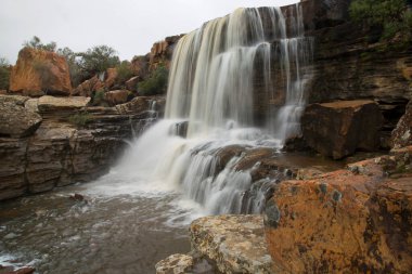 Dağlarda güzel bir şelale 