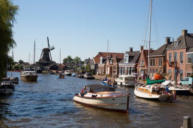 Güzel yel değirmeni manzarası