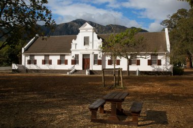 Tipik tarihi Hollanda sömürge çiftlikleri ve kırsal bir şehrin sokaklarındaki ev