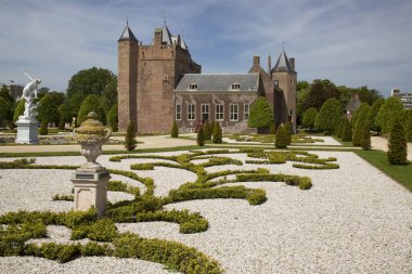 Bağlı şato ve geniş resmi bahçe, hanım evlatları, Viola, çiçek sınırları.