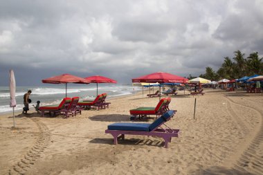 Karayip denizinin tropikal adasında güzel plaj sandalyeleri 