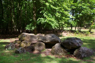 Yaz parkında büyük kayalar