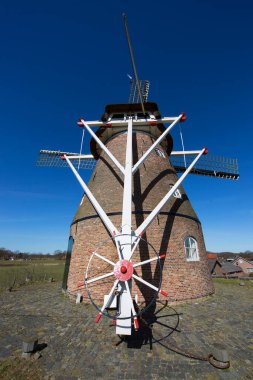 Tipik Hollanda yel değirmeni