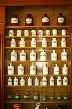 Eczane şişeli eski ahşap raflar.