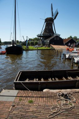 Güzel yel değirmeni manzarası