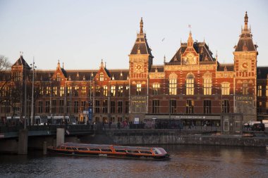 Hollanda, Amsterdam 'daki eski tren istasyonu.