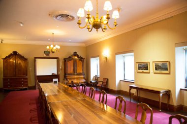 Bir otel odasının içinde.