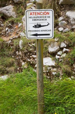 Bir dağ yolu tabelasının dikey görüntüsü