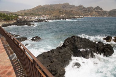 Sahilde dalgalar kopuyor.