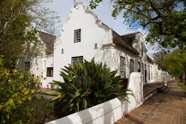 Tipik tarihi Hollanda sömürge çiftlikleri ve kırsal bir şehrin sokaklarındaki ev