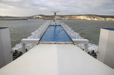 Gemi denizde yelken açıyor.