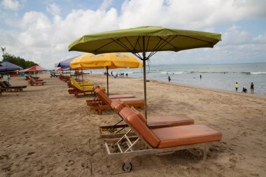 Karayip denizinin tropikal adasında güzel plaj sandalyeleri 