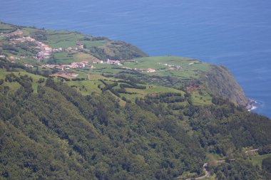 Dağların ve denizin manzarası