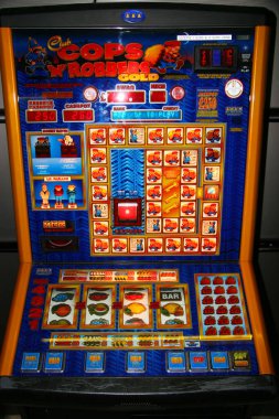 Kumar makinesi ve slot paneli.