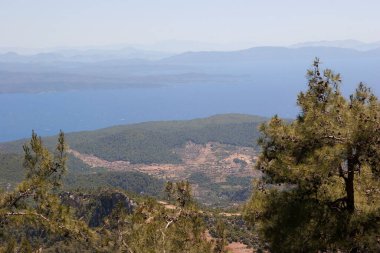 Arkadaki dağların görünümü