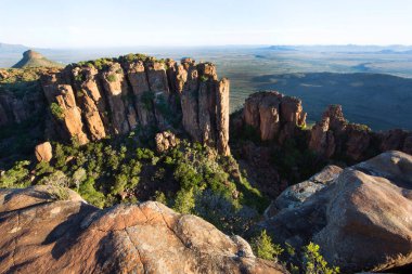 Gün batımında panoramik dağ manzarasında aşınmış kayalar önlükle kaplanır.