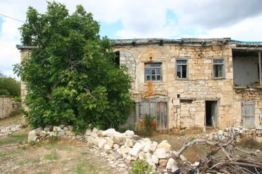 Şehirde terk edilmiş eski bir ev.