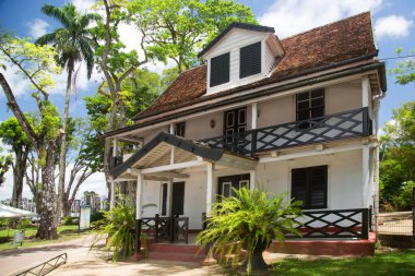 Adadaki güzel eski ev