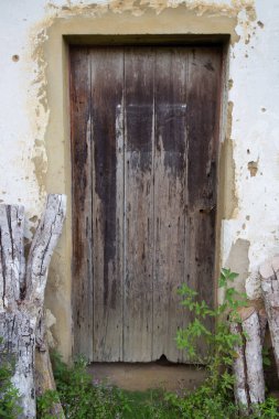 Şehirde terk edilmiş eski bir ev. 