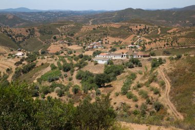 Vadi köy binalarının ve tepelerin manzarası