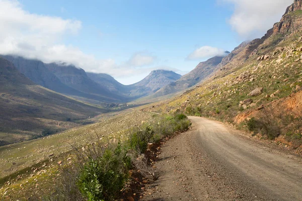 Güney Afrika 'nın Karoo çölündeki bir dağ geçidinde tipik aşınmış kaya oluşumu.