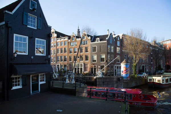 Типичные Здания Голландской Архитектуры Поясе Амстердамского Канала Уличной Жизнью — стоковое фото