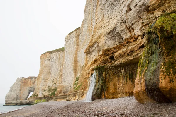 Dağlarda güzel bir şelale