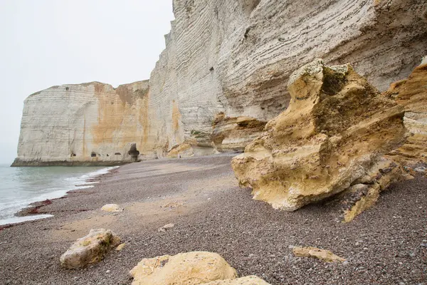 Kayalık sahilin güzel manzarası