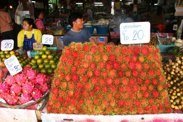 Personas Que Venden Fruta Fresca Mercado Tiro Viaje — Foto de Stock