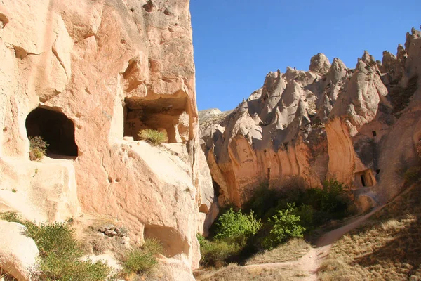 Starobylá Městská Krajina Jeskynních Domů Kostelů Vytesaných Sopečných Skal Dveřmi — Stock fotografie