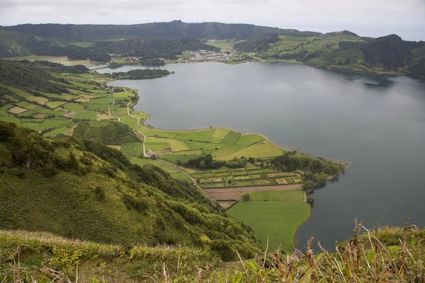 Dağlardaki nehrin havadan görünüşü