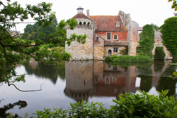 Güzel şato mimarisinin manzarası.