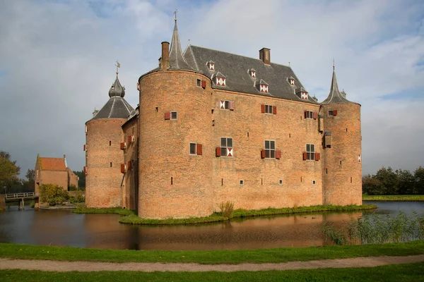 Ammersoen Kalesi Ammerzoden 'de yer almaktadır.