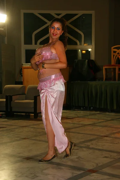 Bilinmeyen güzel dansçı kadın kostümün içinde dans ediyor.