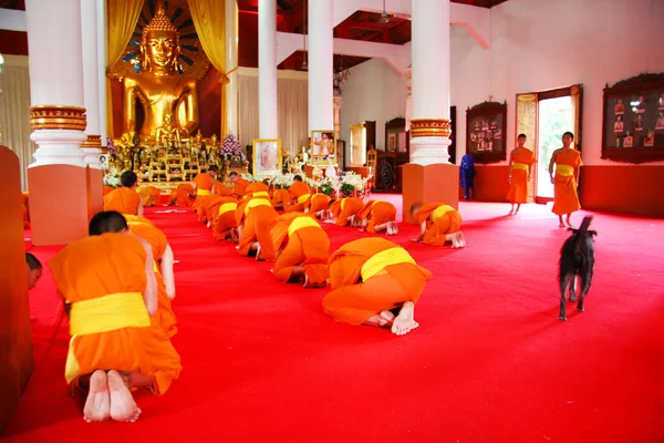 Μοναχοί Προσεύχονται Μέσα Στο Βουδιστικό Ναό Στην Ταϊλάνδη — Φωτογραφία Αρχείου