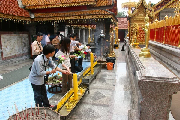 寺院の彫刻とタイの建築 — ストック写真