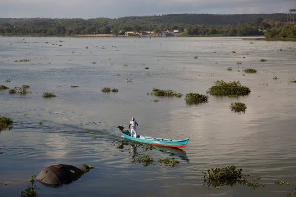 Homem Barco Baía Tropical Tiro Viagem — Fotografia de Stock