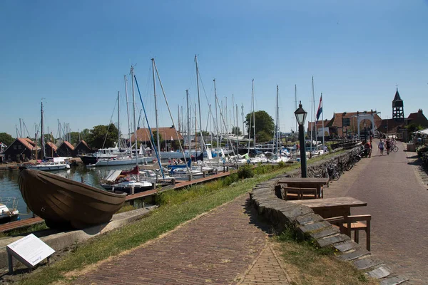 Rıhtımda demirlemiş teknelerin manzarası