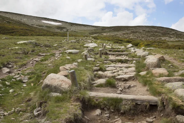 Bulutlu gökyüzünün altındaki dağlık manzaranın görüntüsü
