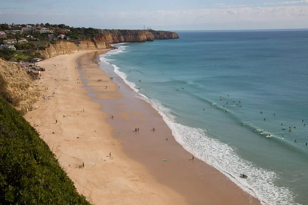 İnsanlar Atlantik Okyanusu kıyısında plajın tadını çıkarıyorlar.