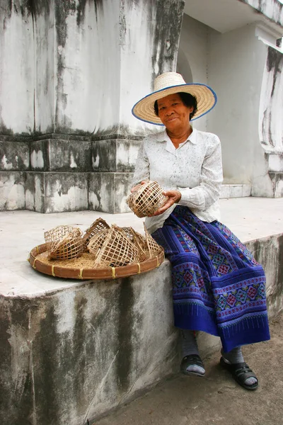 Çeşitli eşya ve hediyelik eşya satan bir dükkan.