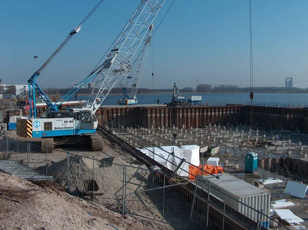 Vinçli inşaat alanı  