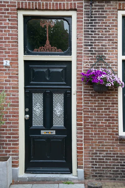 Pencereli eski kapı