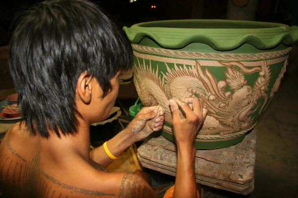 Pracovník Hliněným Hrncem Keramiku — Stock fotografie