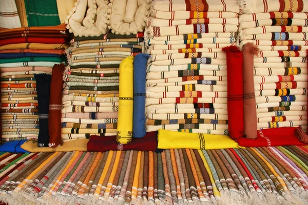 五颜六色的架子 有不同类型的织物 — 图库照片